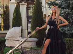 Златка Райкова бута количка във вечерна рокля