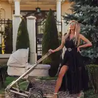 Златка Райкова бута количка във вечерна рокля