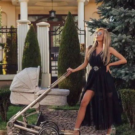 Златка Райкова бута количка във вечерна рокля