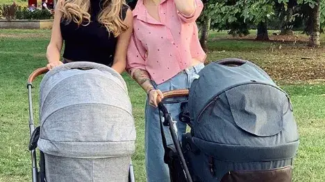 Златка Райкова заведе бебето на разходка