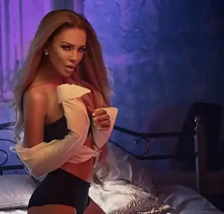 Бившата на Красьо Черния се съблече и тегли здрави майни в нова песен