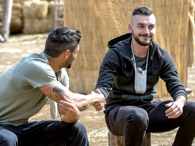 Бизнесмен хипонотизира кози във „Фермата“