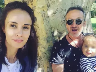 Деян и Радина се забавляват с детето и кучето на пикник