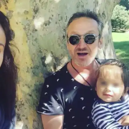 Деян и Радина се забавляват с детето и кучето на пикник