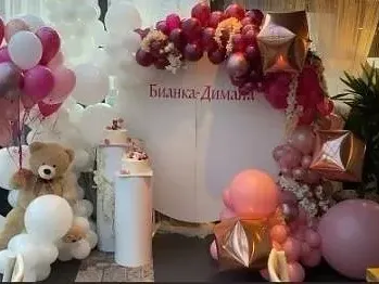 Деси Цонева с погача за бебето