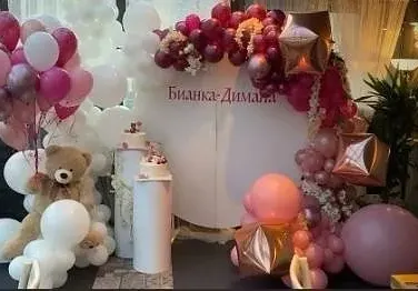 Деси Цонева с погача за бебето