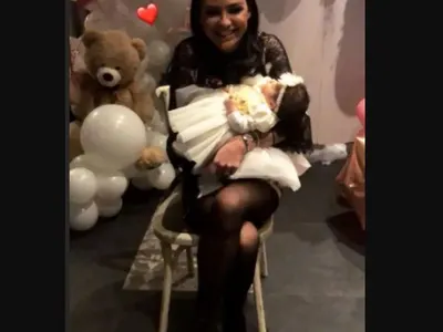 Деси Цонева с погача за бебето