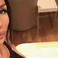 Деси Фотосесията започва бизнес с... Кондоми!