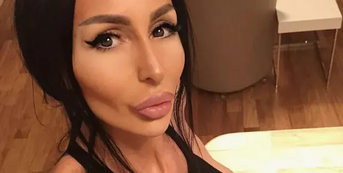 Деси Фотосесията започва бизнес с... Кондоми!