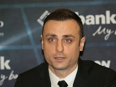 Димитър Бербатов в див скандал заради паркиране (Футболистът наглее, запушва автомобили на хора, за да не плаща за зона)