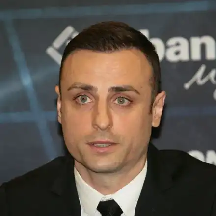 Димитър Бербатов в див скандал заради паркиране (Футболистът наглее, запушва автомобили на хора, за да не плаща за зона)