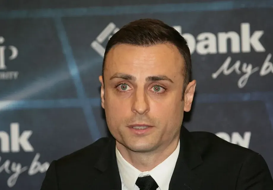 Димитър Бербатов в див скандал заради паркиране (Футболистът наглее, запушва автомобили на хора, за да не плаща за зона)