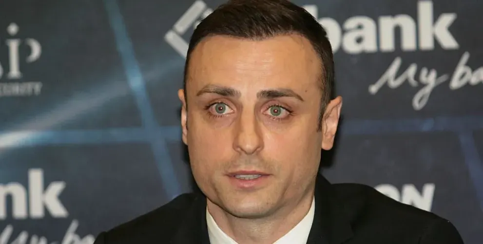 Димитър Бербатов в див скандал заради паркиране (Футболистът наглее, запушва автомобили на хора, за да не плаща за зона)