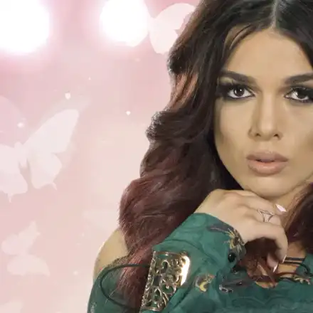 Диона напира за политиката