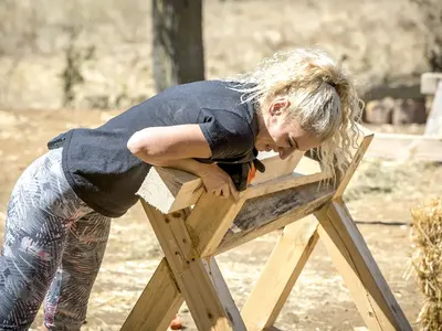 Двама се точат на горещата блондинка във „Фермата“