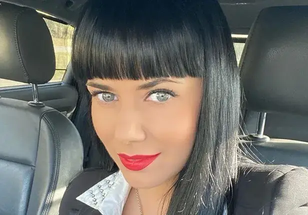 Елеонора Манчева разкопча ризката и развя силиконови прелести (Снимка)