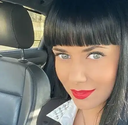 Елеонора Манчева разкопча ризката и развя силиконови прелести (Снимка)