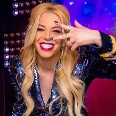 Емилия пропя на испански