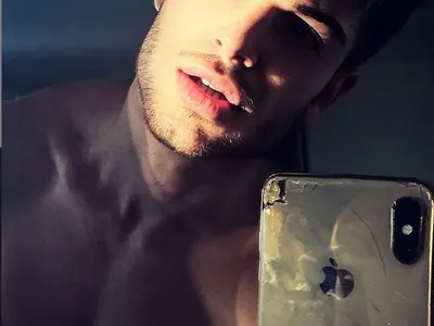 Емрах си потроши телефона