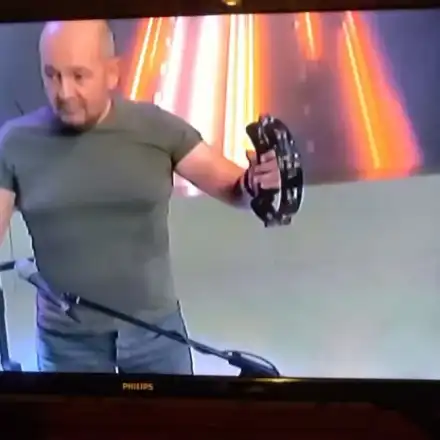 Годжи счупи ръка (Басистът смени китарата с дайре - Всичко за сакатлъка)