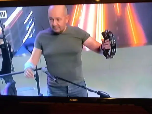 Годжи счупи ръка (Басистът смени китарата с дайре - Всичко за сакатлъка)