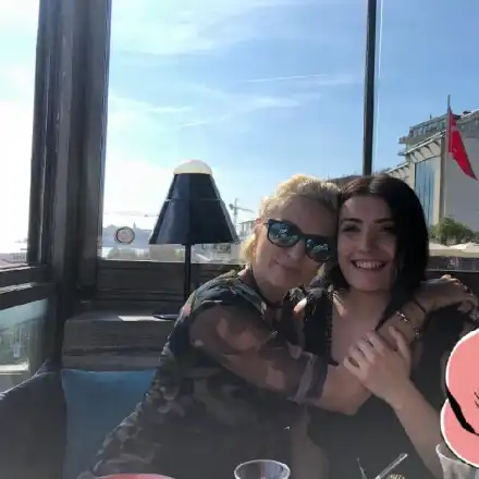 Ирина Тенчева обиколи Истанбул с приятелки