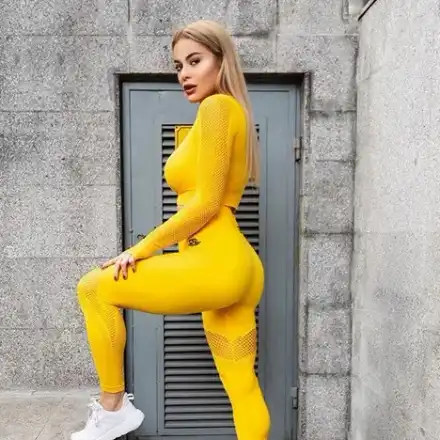 Жената на Джаферович в отровно жълто