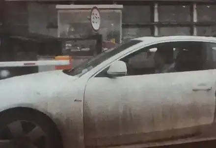 Калин Врачански в истерия, пак надраха колата му