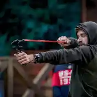 Камък лети към главата на Барбито във „Фермата“