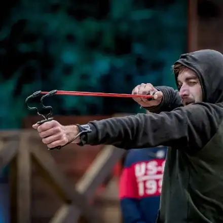 Камък лети към главата на Барбито във „Фермата“