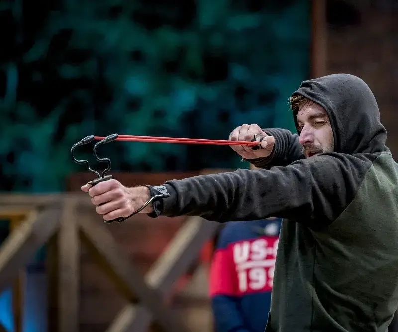 Камък лети към главата на Барбито във „Фермата“