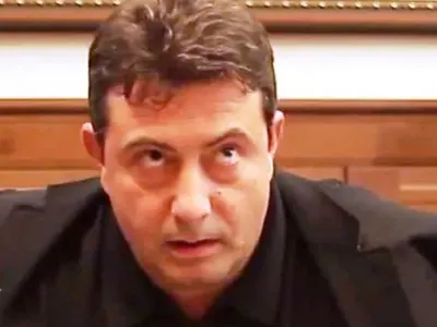 Коко Каменаров кара като луд и след присъдата, бившият шеф на БНТ едва не блъсна репортери на „Уикенд”