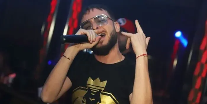 Криско в ужас да не урочасат бебето (Вижте как го предпазва)