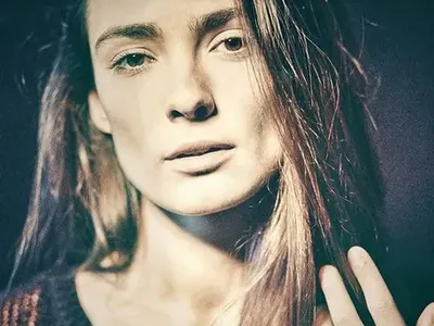 Лорина Камбурова се сгоди, показа издайническо бижу на безименния си пръст