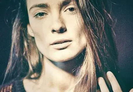 Лорина Камбурова се сгоди, показа издайническо бижу на безименния си пръст