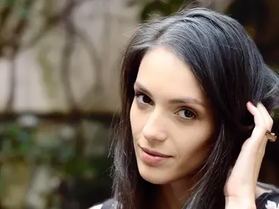 Луиза Григорова си сгъстява косата