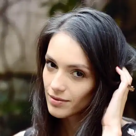 Луиза Григорова си сгъстява косата