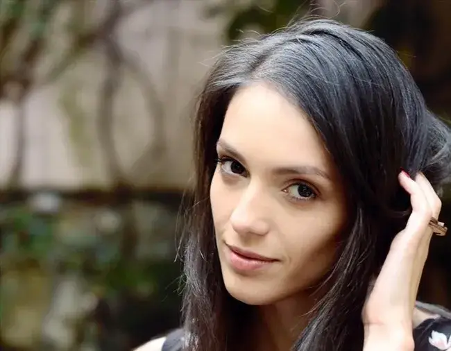 Луиза Григорова си сгъстява косата