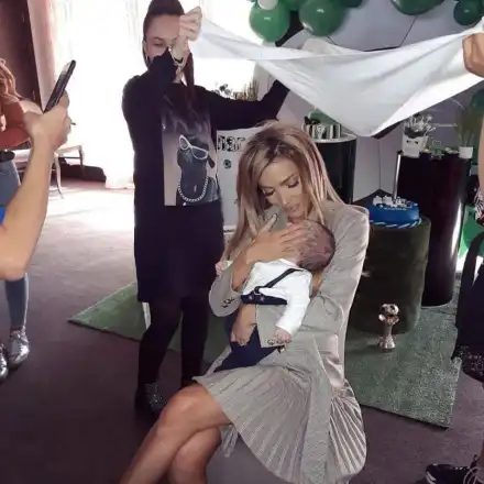 Малкият Джизъс с погача и топка