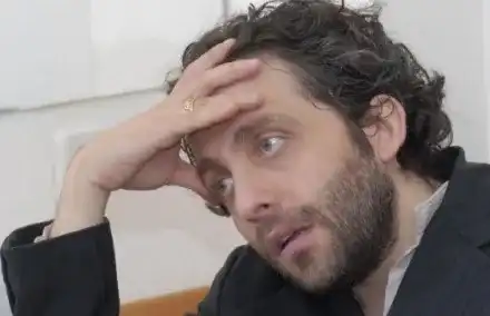 Мариус Куркински бори грипа с маски и катове дрехи