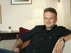 Ники Дойнов се къпе в невиждан лукс! Уникални СНИМКИ от шикозния апартамент на новинаря