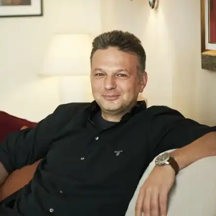 Ники Дойнов се къпе в невиждан лукс! Уникални СНИМКИ от шикозния апартамент на новинаря