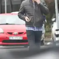 Орлин Павлов проси цигари от минувачи