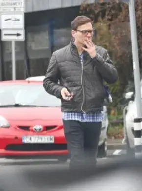 Орлин Павлов проси цигари от минувачи