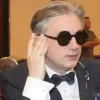 Пияндето Денди с фризура на аванта