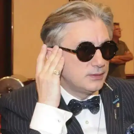 Пияндето Денди с фризура на аванта