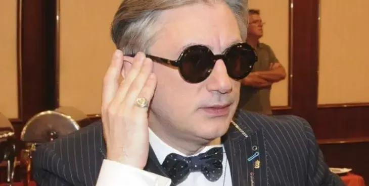 Пияндето Денди с фризура на аванта