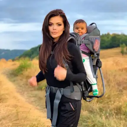 Преслава носи бебето в раница (Снимка)