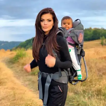 Преслава носи бебето в раница (Снимка)