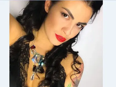 Прясната родилка Деси Цонева пак се разголи (Щерката на Митко Цонев показа сочен бюст)